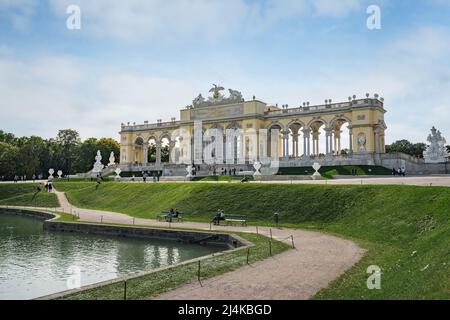 Gloriette im Schloss Schönbrunn - von Johann Ferdinand Hetzendorf von Hohenberg - Wien, Österreich Stockfoto