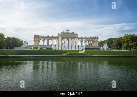 Gloriette im Schloss Schönbrunn - von Johann Ferdinand Hetzendorf von Hohenberg - Wien, Österreich Stockfoto