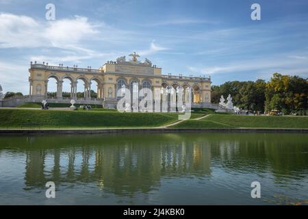 Gloriette im Schloss Schönbrunn - von Johann Ferdinand Hetzendorf von Hohenberg - Wien, Österreich Stockfoto