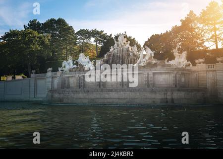 Neptunbrunnen im Schlossgarten Schönbrunn - von Johann Ferdinand Hetzendorf von Hohenberg und Wilhelm Beyer - Wien, Österreich Stockfoto