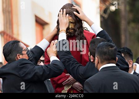 Patzcuaro, Mexiko. 12. April 2022. Römisch-katholische Bruderschaftsmitglieder passen die Perücke an einer Statue von Jesus Christus während der Karfreitagsfeiern am 15. April 2022 in Patzcuaro, Michoacan, Mexiko an. Quelle: Planetpix/Alamy Live News Stockfoto