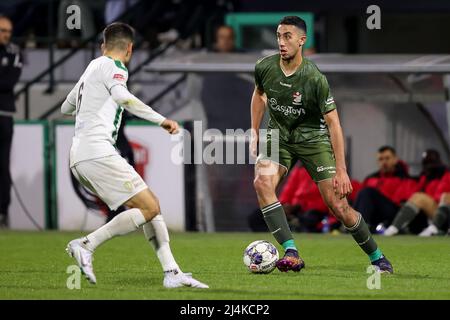 DORDRECHT, NIEDERLANDE - 15. APRIL: Reda Kharchouch des FC Emmen während des niederländischen Keukenkampioendivisie-Spiels zwischen dem FC Dordrecht und dem FC Emmen im Riwal Hoogwerkers Stadion am 15. April 2022 in Dordrecht, Niederlande (Foto: Herman Dingler/Orange Picches) Stockfoto