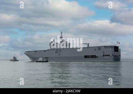 Das französische Marineangriffsschiff Dixmude verlässt Portsmouth. Blick auf die Hafenseite, während sie wegfährt. Stockfoto