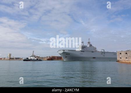 Das französische Marineangriffsschiff Dixmude verlässt Portsmouth. Blick auf das Schiff, das am runden Turm vorbeikommt. Stockfoto