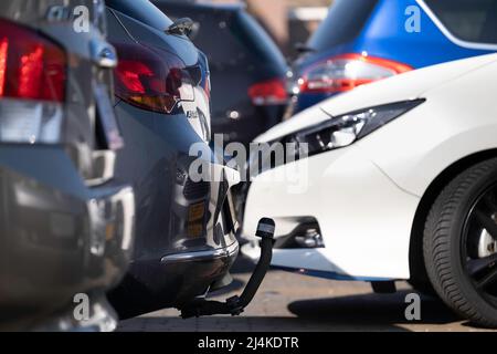 Geparkte Autos im Freien. An einem der geparkten Autos gibt es eine Anhängerkupplung Stockfoto
