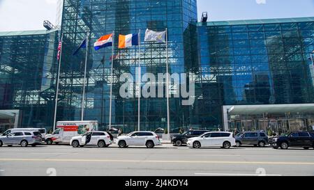 NEW YORK, NY, USA - 13. APRIL 2022 : 11. Avenue mit Straßen- und Javits Center-Flaggen Stockfoto