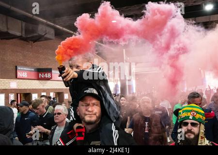 Manchester, Großbritannien. 16. April 2022. Die 1958 Manchester Utd-Fangruppe protestierte. Sie boykottieren das Spiel gegen Norwich für die Eröffnung 17 Minuten aus Protest gegen schlechte Form und die 17 Jahre der Glazer-Brüder, die den Club besitzen. Die Botschaft der Gruppe 1958 lautet, dass dies der Beginn ständiger, erbarmungsloser, friedlicher und rechtlicher Proteste und Aktionen ist. Old Trafford Stadium. Manchester.UK Bild: Garyroberts/worldwidefeatures.com Quelle: GaryRobertsphotography/Alamy Live News Stockfoto