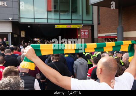 Manchester, Großbritannien. 16. April 2022. Die 1958 Manchester Utd-Fangruppe protestierte. Sie boykottieren das Spiel gegen Norwich für die Eröffnung 17 Minuten aus Protest gegen schlechte Form und die 17 Jahre der Glazer-Brüder, die den Club besitzen. Die Botschaft der Gruppe 1958 lautet, dass dies der Beginn ständiger, erbarmungsloser, friedlicher und rechtlicher Proteste und Aktionen ist. Old Trafford Stadium. Manchester.UK Bild: Garyroberts/worldwidefeatures.com Quelle: GaryRobertsphotography/Alamy Live News Stockfoto