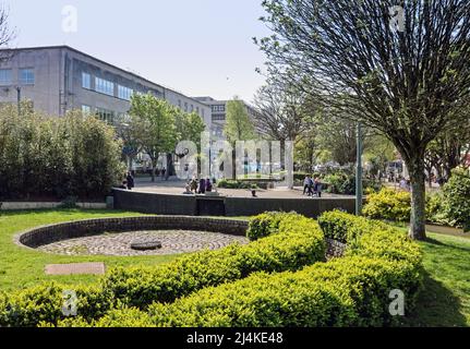 Der Armada Way von Plymouth führt durch das Haupteinkaufszentrum mit Geschäften und Straßencafés. Shopper genießen Ostersamstag 2022. Tre Stockfoto