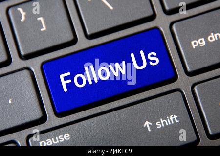 Online-Geschäftskonzept - Laptop-Tastatur mit blauer Follow US-Taste. Stockfoto