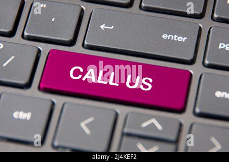 Online-Konzept - Laptop-Tastatur mit lila Call US-Taste. Stockfoto