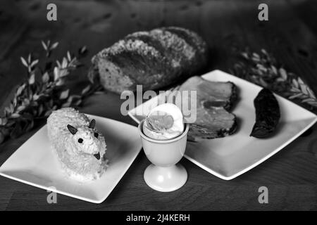 Traditionelle Gerichte zum Osterfrühstück und Butterlamm in Polen, einfarbig Stockfoto