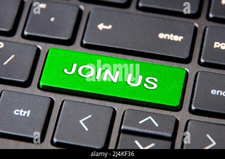 Online-Geschäftskonzept - Laptop-Tastatur mit grüner Join US-Taste. Stockfoto