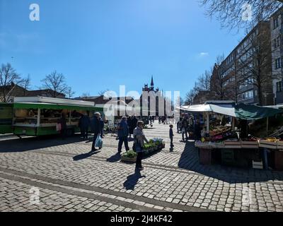 Neumünster, Deutschland - 16. April 2022: Blick über den Marktplatz von Neumünster an einem sonnigen Tag Stockfoto