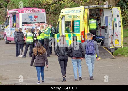 Glasgow, Schottland, Großbritannien, 16.. April 2022, Polizeiunfall im Kelvingrove-Park und Krankenwagen heute Nachmittag. Credit Gerard Ferry/Alamy Live News Stockfoto