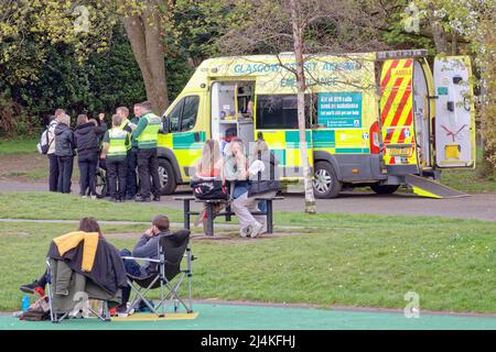 Glasgow, Schottland, Großbritannien, 16.. April 2022, Polizeiunfall im Kelvingrove-Park und Krankenwagen heute Nachmittag. Credit Gerard Ferry/Alamy Live News Stockfoto