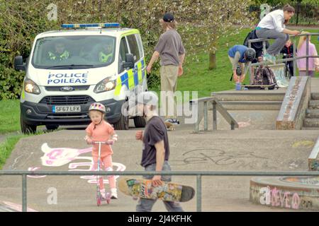 Glasgow, Schottland, Großbritannien, 16.. April 2022, Polizeiunfall im Kelvingrove-Park und Krankenwagen heute Nachmittag. Credit Gerard Ferry/Alamy Live News Stockfoto