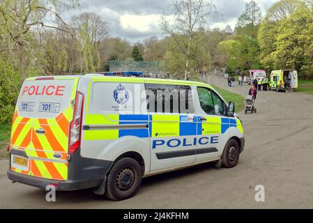 Glasgow, Schottland, Großbritannien, 16.. April 2022, Polizeiunfall im Kelvingrove-Park und Krankenwagen heute Nachmittag. Credit Gerard Ferry/Alamy Live News Stockfoto