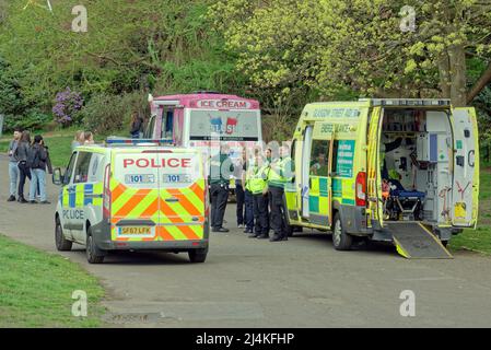 Glasgow, Schottland, Großbritannien, 16.. April 2022, Polizeiunfall im Kelvingrove-Park und Krankenwagen heute Nachmittag. Credit Gerard Ferry/Alamy Live News Stockfoto