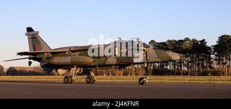 Ex RAF Jaguar GR.1 XX741 auf der Startbahn bei RAF Bentwaters, Suffolk, Großbritannien Stockfoto