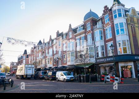 Alte Einkaufsstraße in der Stadt Den Haag, Niederlande. Fotografiert an der Ecke Aert van der Goesstraat und Frederik Hendrikplein. Stockfoto