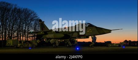 Ex RAF Jaguar xx741 bei Dämmerung bei RAF Bentwaters, Suffolk, Großbritannien Stockfoto