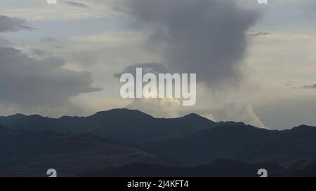 Aus der Vogelperspektive. Aktion. Schöner Sommerblick auf die Berge mit grüner Vegetation über einem strahlend blauen Himmel. Stockfoto