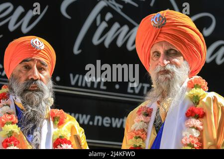 Gravesend, Kent, 16.. April 2022. Tausende nehmen an den Feierlichkeiten und der Prozession Teil. Die Sikh-Gemeinde von Gravesend feiert Vaisakhi, (auch Baisakhi genannt) Frühlingsfest. Als farbenfrohe Prozession folgt der Nagar Kirtan durch die Straßen, beginnend beim Guru Nanak Darbar Gurdwara Tempel. Stockfoto