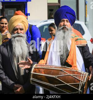 Gravesend, Kent, 16.. April 2022. Tausende nehmen an den Feierlichkeiten und der Prozession Teil. Die Sikh-Gemeinde von Gravesend feiert Vaisakhi, (auch Baisakhi genannt) Frühlingsfest. Als farbenfrohe Prozession folgt der Nagar Kirtan durch die Straßen, beginnend beim Guru Nanak Darbar Gurdwara Tempel. Stockfoto