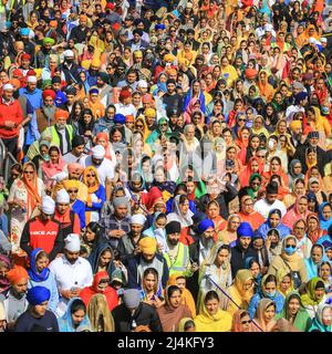 Gravesend, Kent, 16.. April 2022. Tausende nehmen an den Feierlichkeiten und der Prozession Teil. Die Sikh-Gemeinde von Gravesend feiert Vaisakhi, (auch Baisakhi genannt) Frühlingsfest. Als farbenfrohe Prozession folgt der Nagar Kirtan durch die Straßen, beginnend beim Guru Nanak Darbar Gurdwara Tempel. Stockfoto