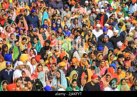 Gravesend, Kent, 16.. April 2022. Tausende nehmen an den Feierlichkeiten und der Prozession Teil. Die Sikh-Gemeinde von Gravesend feiert Vaisakhi, (auch Baisakhi genannt) Frühlingsfest. Als farbenfrohe Prozession folgt der Nagar Kirtan durch die Straßen, beginnend beim Guru Nanak Darbar Gurdwara Tempel. Stockfoto