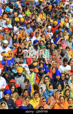 Gravesend, Kent, 16.. April 2022. Tausende nehmen an den Feierlichkeiten und der Prozession Teil. Die Sikh-Gemeinde von Gravesend feiert Vaisakhi, (auch Baisakhi genannt) Frühlingsfest. Als farbenfrohe Prozession folgt der Nagar Kirtan durch die Straßen, beginnend beim Guru Nanak Darbar Gurdwara Tempel. Stockfoto