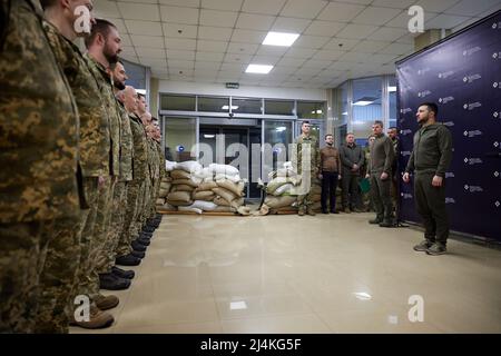 Der Präsident der Ukraine, Wolodymyr Zelenskyy, traf sich mit Soldaten des Staatlichen Dienstes für besondere Kommunikation und Informationsschutz und überreichte staatliche Auszeichnungen. Stockfoto