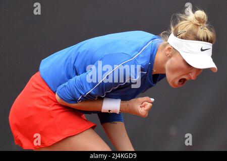 Prag, Tschechische Republik. 16. April 2022. DIE TSCHECHISCHE MARKETA VONDROUSOVA feiert den Sieg im Tennis-Qualifikationsspiel des Billie Jean King Cup zwischen Tschechien und Großbritannien. (Bild: © Slavek Ruta/ZUMA Press Wire) Stockfoto