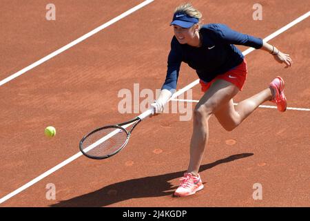 Prag, Tschechische Republik. 16. April 2022. LINDA FRUHVIRTOVA aus der Tschechischen Republik in Aktion beim Tennis-Qualifikationsspiel des Billie Jean King Cup zwischen der Tschechischen Republik und Großbritannien. (Bild: © Slavek Ruta/ZUMA Press Wire) Stockfoto