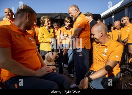 Den Haag, Niederlande. 16. April 2022. Den Haag, Niederlande. 16. April 2022. Prinzessin Margriet spricht mit dem niederländischen Invictus-Team vor der Eröffnungszeremonie der Invictus Games, einem internationalen Sportereignis für Soldaten und Veteranen, die während ihrer Militärarbeit psychisch oder körperlich verletzt wurden. KOEN VAN WEEL netherlands Out - belgium Out Credit: ANP/Alamy Live News Stockfoto