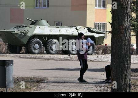 Nischni Nowgorod, Russland, Marschall-Schukowplatz, 14.04.2022. Proben der militärischen Ausrüstung unter stolzen Bedingungen, das Quadrat der ewigen Flamme. Hohe Qualität Stockfoto