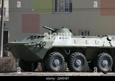 Nischni Nowgorod, Russland, Marschall Schukow-Platz, 14.04.2022. Beispiele militärischer Ausrüstung unter stolzen Bedingungen, dem Quadrat der Ewigkeit Stockfoto