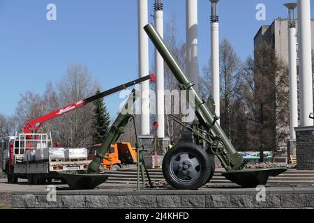 Nischni Nowgorod, Russland, Marschall Schukow-Platz, 14.04.2022. Beispiele militärischer Ausrüstung unter stolzen Bedingungen, dem Quadrat der Ewigkeit Stockfoto