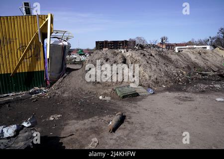 TROSTIANETS, UKRAINE - 15. APRIL 2022 - die Reste der Munitionsreste sind auf der Straße in der Stadt abgebildet, die von russischen Eindringlingen, Trostianets, Stockfoto