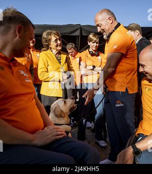 Den Haag, Niederlande. 16. April 2022. Den Haag, Niederlande. 16. April 2022. Prinzessin Margriet spricht mit dem niederländischen Invictus-Team vor der Eröffnungszeremonie der Invictus Games, einem internationalen Sportereignis für Soldaten und Veteranen, die während ihrer Militärarbeit psychisch oder körperlich verletzt wurden. KOEN VAN WEEL netherlands Out - belgium Out Credit: ANP/Alamy Live News Stockfoto