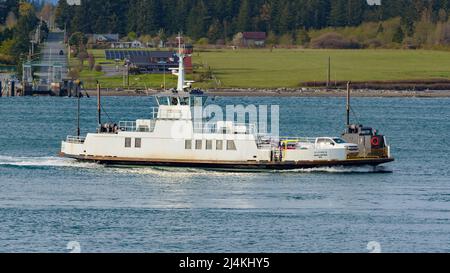 Anacortes, WA, USA - 12. April 2022; Kleinautofähre Guemes, die im Abendlicht von der Insel zum Festland bei Anacortes fährt Stockfoto