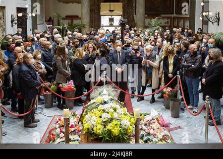 Palermo, Sizilien, Italien. 15. April 2022. Die italienische Fotojournalistin LETIZIA BATTAGLIA stirbt am 13. April um 87 Uhr in ihrer Heimatstadt Palermo. Sie war bekannt für ihre Arbeit, die die Mafia und ihre Opfer in Sizilien dokumentiert.Bürgermeister LEOLUCA ORLANDO, ihre Tochter SHOBA, Und der Rest ihrer Familie und Freunde hielten am Donnerstag und Freitag eine Mahnwache an ihrem Sarg im Rathaus im Palazzo delle Aquile, als er zur Einäscherung gebracht wurde.die Familie VON LEOLUCA ORLANDO, SHOBA und Letizia Battaglia (Foto: © Victoria Herranz/ZUMA Press Wire) Stockfoto