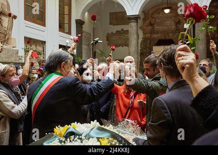Palermo, Sizilien, Italien. 15. April 2022. Die italienische Fotojournalistin LETIZIA BATTAGLIA stirbt am 13. April um 87 Uhr in ihrer Heimatstadt Palermo. Sie war bekannt für ihre Arbeit, die die Mafia und ihre Opfer in Sizilien dokumentiert.Bürgermeister LEOLUCA ORLANDO, ihre Tochter SHOBA, Und der Rest ihrer Familie und Freunde hielten am Donnerstag und Freitag, als sie zur Einäscherung gebracht wurden, eine Mahnwache an ihrem Sarg im Rathaus des Palazzo delle Aquile ab. LEOLUCA ORLANDO und Letizia Battaglia's Enkel (Foto: © Victoria Herranz/ZUMA Press Wire) Stockfoto