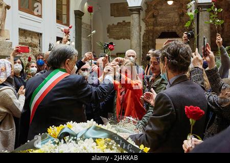 Palermo, Sizilien, Italien. 15. April 2022. Die italienische Fotojournalistin LETIZIA BATTAGLIA stirbt am 13. April um 87 Uhr in ihrer Heimatstadt Palermo. Sie war bekannt für ihre Arbeit, die die Mafia und ihre Opfer in Sizilien dokumentiert.Bürgermeister LEOLUCA ORLANDO, ihre Tochter SHOBA, Und der Rest ihrer Familie und Freunde hielten am Donnerstag und Freitag, als sie zur Einäscherung gebracht wurden, eine Mahnwache an ihrem Sarg im Rathaus des Palazzo delle Aquile ab. LEOLUCA ORLANDO und Letizia Battaglia's Enkel (Foto: © Victoria Herranz/ZUMA Press Wire) Stockfoto