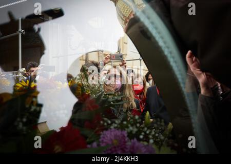 Palermo, Sizilien, Italien. 15. April 2022. Die italienische Fotojournalistin LETIZIA BATTAGLIA stirbt am 13. April um 87 Uhr in ihrer Heimatstadt Palermo. Sie war bekannt für ihre Arbeit, die die Mafia und ihre Opfer in Sizilien dokumentiert.Bürgermeister LEOLUCA ORLANDO, ihre Tochter SHOBA, Und der Rest ihrer Familie und Freunde hielten am Donnerstag und Freitag eine Mahnwache an ihrem Sarg im Rathaus im Palazzo delle Aquile, als er zur Einäscherung gebracht wurde.SHOBA (Bild: © Victoria Herranz/ZUMA Press Wire) Stockfoto