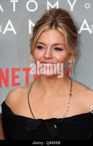 London, Großbritannien 14.. April 2022, Sienna Miller nimmt an der Weltpremiere von Anatomy of a Scandal Teil. Stockfoto