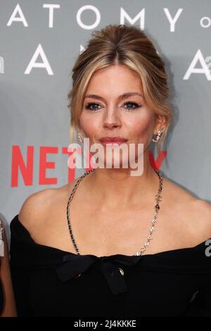 London, Großbritannien 14.. April 2022, Sienna Miller nimmt an der Weltpremiere von Anatomy of a Scandal Teil. Stockfoto