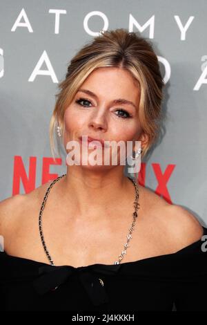 London, Großbritannien 14.. April 2022, Sienna Miller nimmt an der Weltpremiere von Anatomy of a Scandal Teil. Stockfoto