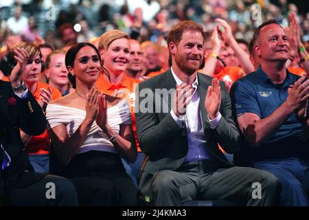 Der Herzog und die Herzogin von Sussex beobachten die Eröffnungszeremonie der Invictus Games im Zuiderpark in Den Haag, Niederlande. Bilddatum: Samstag, 16. April 2022. Stockfoto